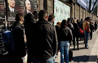 Περιμένω στην ουρά για εσένα, για 10 ευρώ την ώρα
