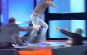 Ξυλοκόπησε τη μητέρα του σε στούντιο εκπομπής! (video)