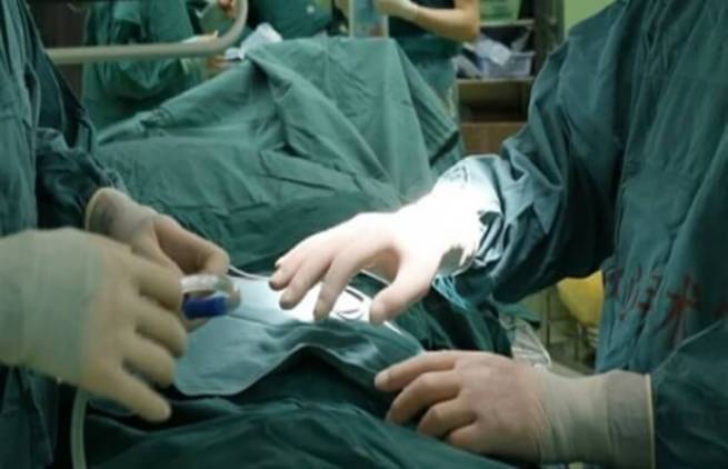 Σε διαθεσιμότητα γιατρός που έγραψε τα αρχικά του σε συκώτι ασθενούς!