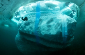 Παγόβουνα κάτω από την επιφάνεια της θάλασσας