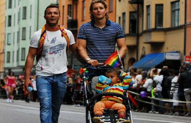 Πόσο φυσιολογικά μεγαλώνουν τα παιδιά με ομοφυλόφιλους γονείς;