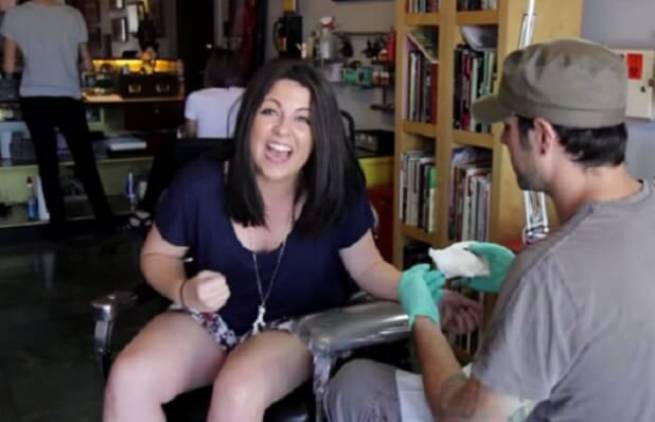 Πρώτη φορά tattoo! Δείτε αντιδράσεις! (video)