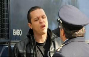 Η Χρυσή Αυγή ρεζιλεύεται για να διασωθεί