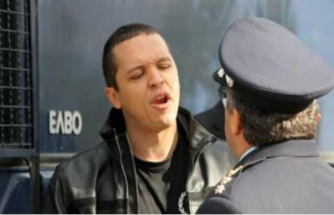 Η Χρυσή Αυγή ρεζιλεύεται για να διασωθεί