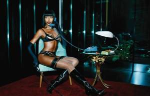 Η Naomi Campbell με ζαρτιέρες, χειροπέδες και μαστίγια