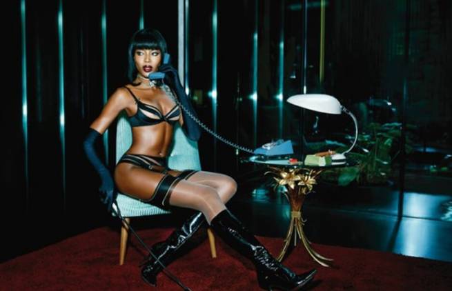 Η Naomi Campbell με ζαρτιέρες, χειροπέδες και μαστίγια