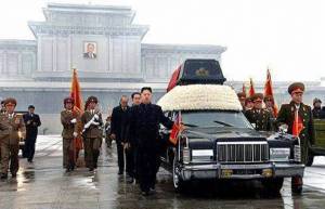 Από του 8 που συνόδευαν τιμητικά τον Kim Jong Il έχει επιζήσει μόνο ο γιος του Kim Jong Un
