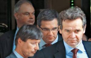 Οι τροϊκανοί βομβαρδίζουν με τελεσίγραφα την κυβέρνηση