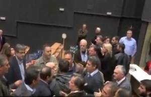 Ξύλο βουλευτών του ΣΥΡΙΖΑ με τον Γιάννη Σγουρό για τον Αστέρα (video)