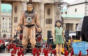 Royal De Luxe - Το θέατρο του δρόμου με τις γιγαντιαίες μαριονέτες