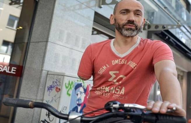 Πρόστιμο σε μονόχειρα ποδηλάτη γιατί οδηγούσε με ένα χέρι