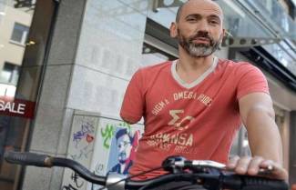 Πρόστιμο σε μονόχειρα ποδηλάτη γιατί οδηγούσε με ένα χέρι