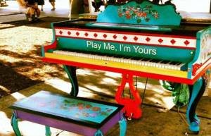 &quot;Play me, I&#039;m yours&quot; - Πιάνα στους δρόμους του κόσμου