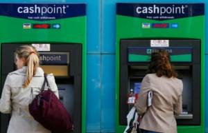 ATM τρελάθηκε και μοίραζε λεφτά στους περαστικούς!