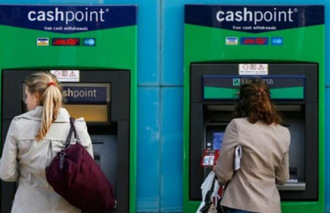 ATM τρελάθηκε και μοίραζε λεφτά στους περαστικούς!