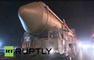 Ρώσοι ιερείς ευλογούν πυρηνικό βλήμα Topol – M (video)